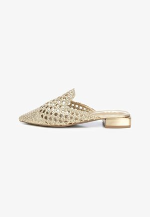 Zapatos de slip-on de oro trenzado con punta afilada y pequeño tacón cuadrado; cuentan con un diseño cortado y acentos metálicos. Suela plana, estilo informal.