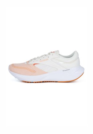 Białe i brzoskwiniowe buty biegowe Reebok z zapięciem na sznurowadła, oddychającą siateczką na górze oraz grubą, amortyzowaną białą podeszwą z pomarańczowym bieżnikiem.