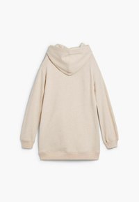 Beige kapuci pulóver hosszú ujjakkal, puha tapintással, bordázott mandzsettákkal és aljjal. A hátoldalon egy kerek kapucni látható, további részletek nélkül.