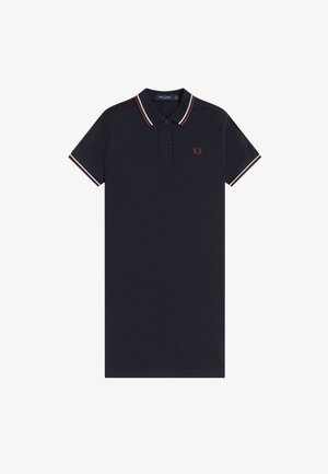 Vestito polo blu scuro con maniche corte, pattina con due bottoni, colletto a righe e polsini delle maniche, e piccolo logo alloro ricamato rosso sul petto.