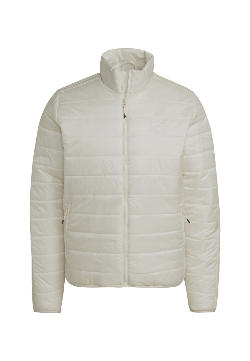 Veste rembourrée en blanc cassé, dotée d'un col haut, d'un zip sur le devant et de deux poches latérales. Texture matelassée avec des détails de couture verticale.