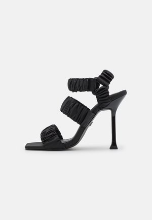 Sorte højhælede sandaler med rynkede stofstropper, åben tå og en slank stiletto hæl. Glat tekstur og minimalistisk design.