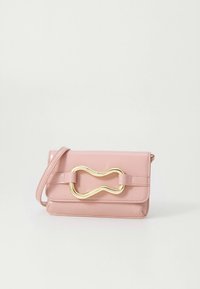 Borsa clutch in pelle rosa con fibbia in metallo dorato a forma astratta e tracolla abbinata su sfondo bianco.