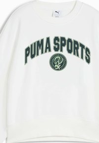 Baltas medvilnės mišinio džemperis su tamsiai žaliais užrašais "PUMA SPORTS" ir apvaliu logotipu. Ribbintas apykaklė ir rankogaliai.