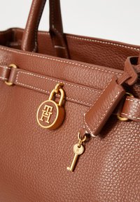 Tommy Hilfiger AMERICAN ICON TOTE - Kabelka - winter cognac