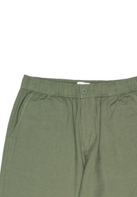 Pantaloni verdi in cotone con vita elastica, chiusura a bottone e tasche laterali. Il tessuto ha una finitura testurizzata.