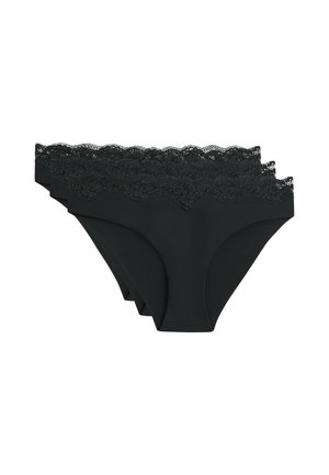 Trois culottes noires pour femmes avec bordure en dentelle à la taille, empilées face vers l'avant sur un fond blanc.