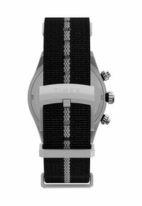 Reloj Timex con correa de tela negra con rayas grises, herrajes plateados y caja de acero inoxidable. Incluye tres botones de presión.