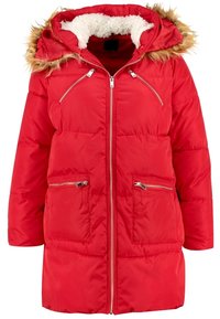 Červená prošívaná bunda s kapucí lemovanou umělým kožíškem, předním zipem a dvěma kapsami na zip. Má prošívaný vzhled a dlouhé rukávy.