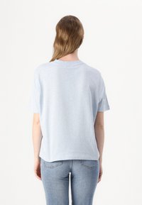 Tommy Hilfiger OUTLINE FLAG TEE - Print T-shirt - ice blue heather