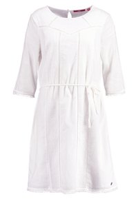 Robe blanche en coton avec manches trois-quarts, texture tissée, rayures verticales, bordure en dentelle aux manches et à l'ourlet, et ceinture nouée à la taille.