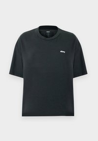 Schwarzes kurzärmeliges T-Shirt aus glatter Baumwolle, mit einem weißen "obey"-Logo auf der linken Brust und einem klassischen Rundhalsausschnitt.
