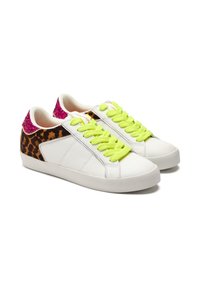Baskets en cuir blanc avec des côtés en imprimé léopard, des accents en paillettes roses au talon et des lacets verts vifs. Texture lisse avec un design sportif.