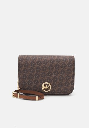 Brun Michael Kors crossbody taske med gentagende MK-logo mønster, gyldent MK-emblem og justerbar brun læderrem med guldfarvet hardware.