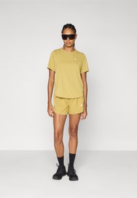 ASICS ROAD TOP - Sport T-shirt - lemongrass