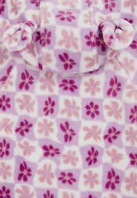 Lila és rózsaszín kockás textil virágmintával, lágy, bolyhos tapintású. A mintázat világos és sötét virágmotívumokat tartalmaz.