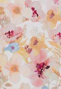 Kwiatowa tkanina z akwarelowym wzorem przedstawiająca odcienie różowych, żółtych i niebieskich kwiatów na białym tle, delikatna i miękka.