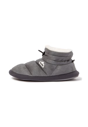 Weicher grauer Hausschuh mit gepolsterter Sohle, hohem Schaftdesign, verstellbarem Kordelzug und weißem Fleece-Futter.