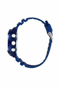 Orologio digitale blu con un case trasparente robusto e due pulsanti sui lati. Presenta un cinturino in gomma blu flessibile e rigato.