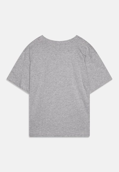 Camiseta gris de manga corta con escote redondeado. Confeccionada en una tela suave y lisa, presenta un diseño liso sin patrones ni acentos.
