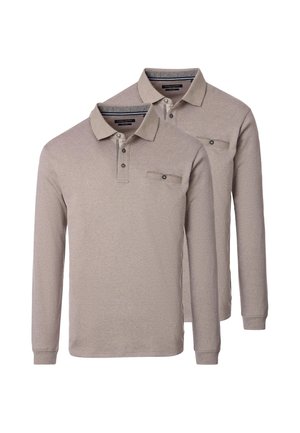 To beige polo shirts med lange ærmer med knappede kraver og en lille knappet lomme på venstre bryst, vist på en hvid baggrund.