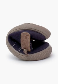 Scarpa da bambino morbida e pieghevole in grigio e blu navy, con una suola in gomma testurizzata, dettagli cuciti e un'etichetta in pelle.