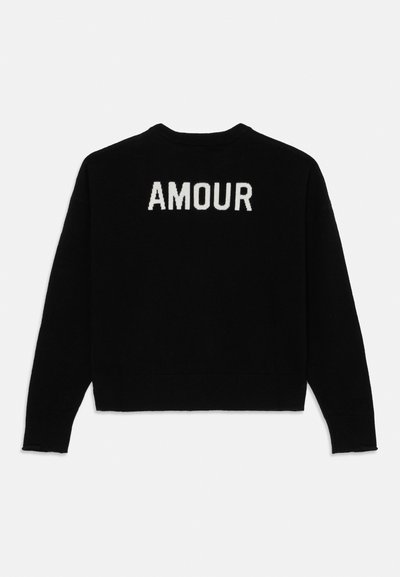 Zwarte trui met een cropped ontwerp en lange mouwen. De achterkant heeft het woord "AMOUR" in vetgedrukte witte letters. Zachte textuur.