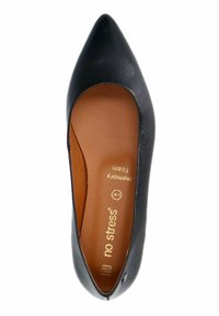 Scarpa piatta nera con punta appuntita e tomaia liscia. L'interno presenta un'imbottitura marrone contrassegnata come "memory foam". Ha dettagli minimi.