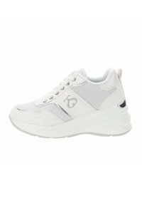 Baskets de sport blanches en matériau mesh et synthétique, avec des accents argentés, un embout rond, un col rembourré et une semelle texturée.