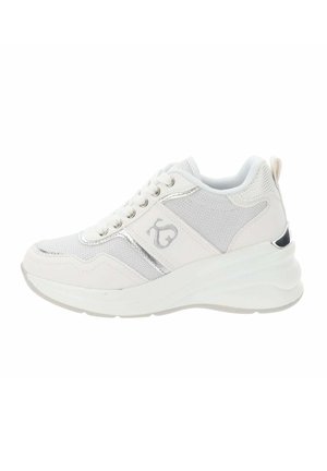 Zapatillas deportivas blancas de material sintético y malla, con acentos plateados, punta redondeada, cuello acolchado y suela texturizada.