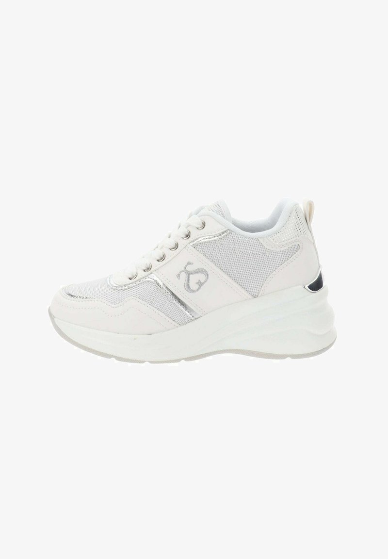 Witte sportieve sneakers van mesh en synthetisch materiaal, met zilveren accenten, een ronde neus, een gewatteerde kraag en een gestructureerde zool.
