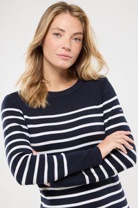 Gestreifter, navy-weißer Strickpullover mit rundem Halsausschnitt und langen Ärmeln. Verfügt über eine schmale Passform und ein dezentes Logo-Detail am Ärmel.