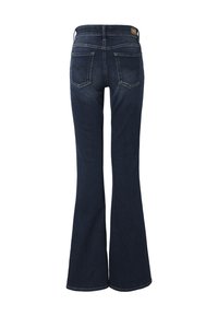 Jean en denim bleu foncé avec jambes évasées, deux poches à l'arrière et une étiquette en cuir marron sur la ceinture.