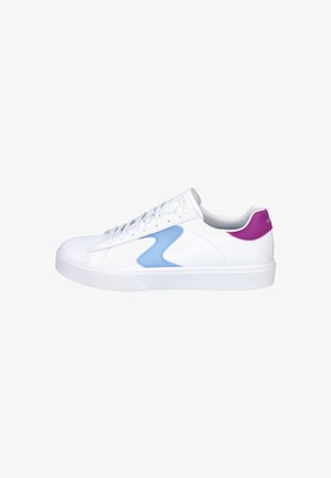 Zapatilla blanca con acentos en azul y púrpura. Material de cuero suave, puntera redonda, suela de goma plana y diseño con cordones.