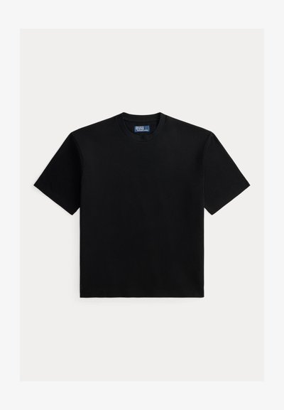 Μαύρο απλό T-shirt με κοντά μανίκια και στρογγυλή λαιμόκοψη, με μικρή ετικέτα Polo Ralph Lauren στην εσωτερική πλευρά του γιακά, σε λευκό φόντο.