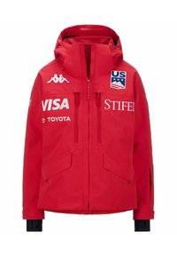 Giacca impermeabile rossa con cappuccio, chiusura con zip, due grandi tasche frontali, polsini elasticizzati e loghi tra cui Kappa, Visa e Toyota.