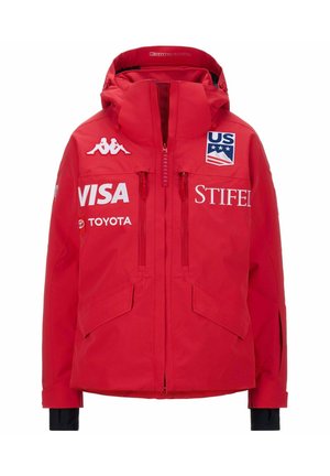 Giacca impermeabile rossa con cappuccio, chiusura con zip, due grandi tasche frontali, polsini elasticizzati e loghi tra cui Kappa, Visa e Toyota.