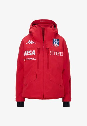 Giacca impermeabile rossa con cappuccio, chiusura con zip, due grandi tasche frontali, polsini elasticizzati e loghi tra cui Kappa, Visa e Toyota.