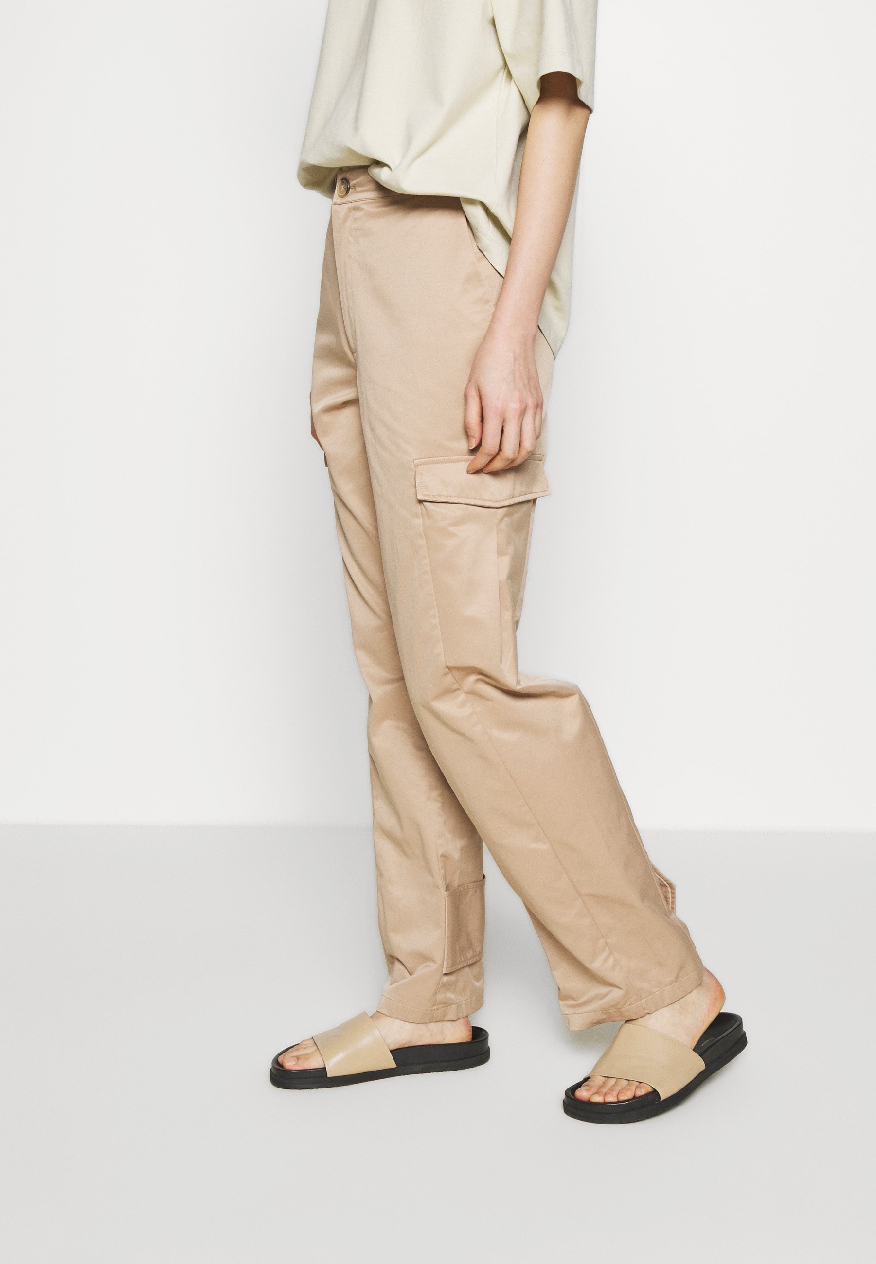 Holzweiler DUNDER TROUSER Bukse sand Zalando.no Holzweiler SKUNK MIX Bukse army Zalando.no