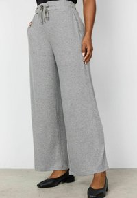 Grijze brede broek gemaakt van zachte, textuurstof met een trekkoord in de taille, voorzien van zijzakken en een relaxte pasvorm.