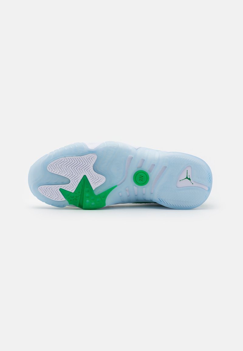 Schuhsohle aus transparentem blauem Material mit grünen Akzenten, strukturierten weißen Mustern und einem kreisförmigen Logo in Grün.
