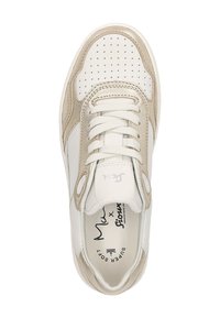 Weiß-beige Sneaker mit perforiertem Oberteil, flachen Schnürsenkeln und einem texturierten Seitenpaneel. Merkmale sind das Logo auf der Zunge und die gepolsterte Innensohle.