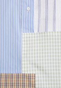 Skjorta med krage i blått och vitt randigt, enfärgat vitt samt grönt och vitt rutmönster, med en brun rutig lapp. Texturerad, blandat tygmönster.