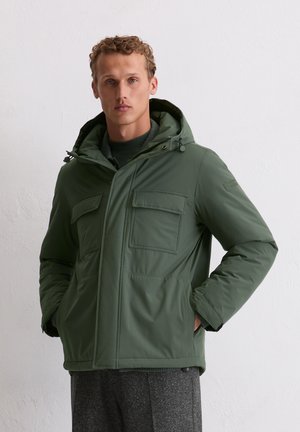 Grüne, gepolsterte Jacke mit Kapuze, ausgestattet mit zwei großen Fronttaschen und einem Reißverschluss. Hergestellt aus einem glatten, strukturierten Material.