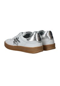 Witte leren sneakers met metallic zilveren accenten, voorzien van een gladde textuur, een ronde neus en een gumrubberen zool.