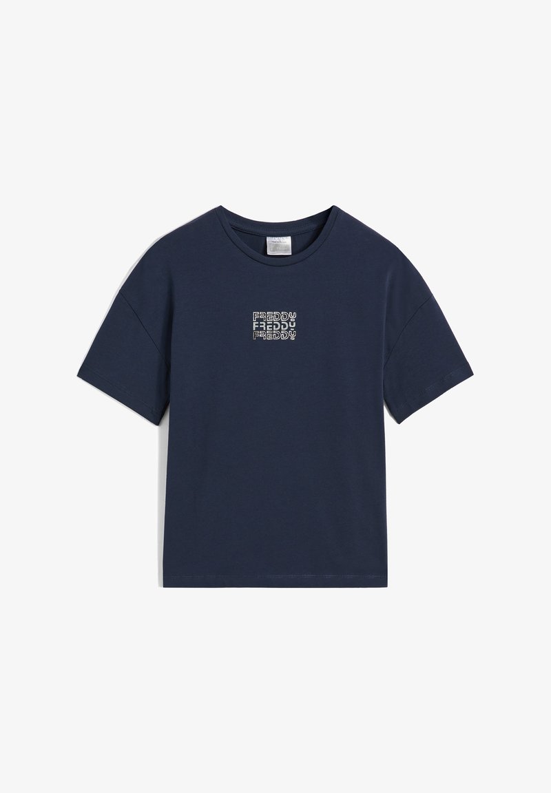 Camiseta de algodón de color azul marino con mangas cortas. Presenta un diseño gráfico con texto blanco "FREDDY" en un patrón repetido en el pecho.