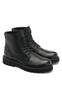 Czarne skórzane botki za kostkę o fakturowanym wykończeniu, z zapięciem na sznurowadła oraz wytrzymałą gumową podeszwą. Posiadają emblemat z boku dla dodatkowego akcentu.