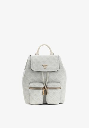 Sac à dos Guess gris clair avec motif logo subtil, rabat avant, deux poches zippées et poignée supérieure.