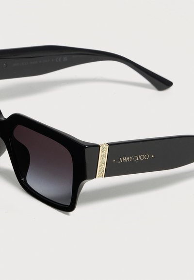 Μαύρα ορθογώνια γυαλιά ηλίου με σκούρους φακούς με διαβάθμιση και χρυσές λεπτομέρειες, συμπεριλαμβανομένης της επωνυμίας "JIMMY CHOO" στον βραχίονα.