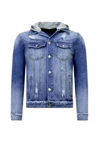Blauwe denimjack met versleten details, rafelige zoom en mouwen, knopen aan de voorkant, twee borstzakken met klep en een aangehegte grijze capuchon.